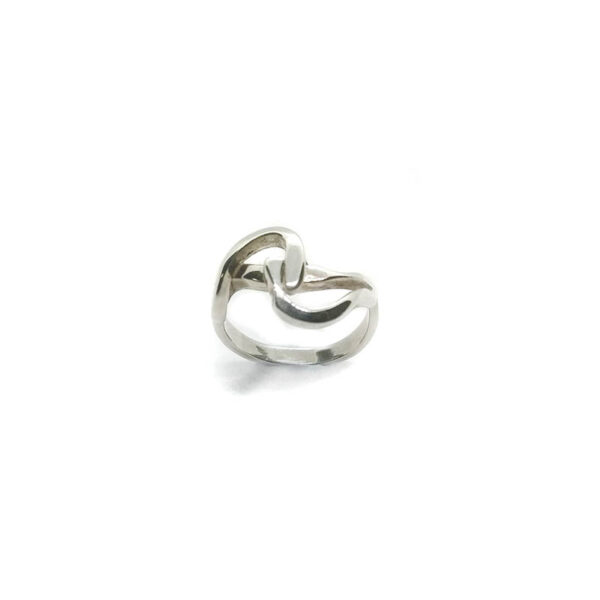 Anillo MARAÑA plata. Anillo en plata de ley. Ligero y sencillo, pero con un encanto especial. Dimensiones: anchura 1,4 cm. Anillo en plata de Ley realizado totalmente a mano.