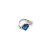 Anillo MARAÑA plata y espinela. Anillo en plata de ley y con una piedra espinela en azul engastada de 6 x 6mm.  Combínalo con los pendientes de plata de la misma colección.