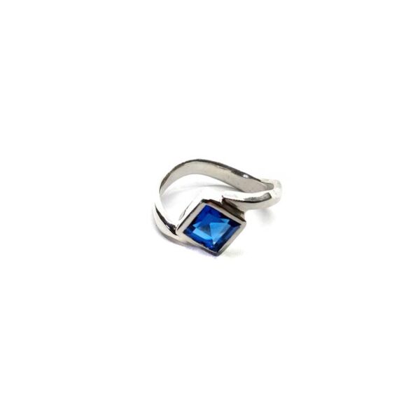 Anillo MARAÑA plata y espinela. Anillo en plata de ley y con una piedra espinela en azul engastada de 6 x 6mm.  Combínalo con los pendientes de plata de la misma colección.