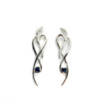 Pendientes MARAÑA zafiro. Pendientes en plata de ley y zafiro sintético engastado. Cierre de presión. Dimensiones: 6 x 1,5 cm.
