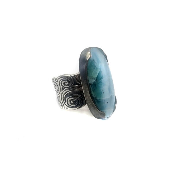 Anillo artesanal pieza única en plata de ley textura y oxidada con un larimar talla cabujón oval