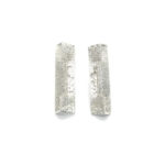 Pendientes hechos en plata pulida, con un diseño que dice mucho de quien los lleva. Elegantes y sobrios destacan por su forma y su textura.