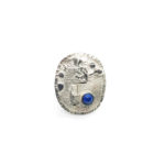 Anillo UNO oval plata brillo y lapislázuli. Anillo en plata de ley texturada y lapislázuli talla cabujón redondo de 5 mm
