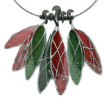 Collar artesanal en plata de ley oxidada y seda en tonos verdes y rojos. Cordón de plata con baño de rutenio en 45 cm.