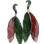 Pendientes artesanales en plata de ley oxidada y seda en distintos tonos verde y rojo. Cierre de presión.