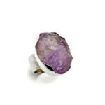 Anillo en plata de ley y amatista ovalada en bruto de 2,7 x 2,1 cm. Talla única número 19. Pieza única con una amatista clara en bruto, una pieza rotunda pero cómoda de llevar.