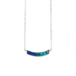 Colgante mineral curva lapislázuli. Colgante en plata de ley y piedras naturales en bruto: lapislázuli, crisocola, turquesa y pirita. Cadena de plata