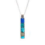 Colgante mineral linea lapislázuli. Colgante en plata de ley y piedras naturales en bruto: lapislázuli, crisocola, turquesa  y pirita. Cadena de plata de 40 cm.