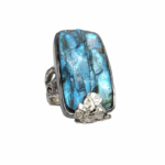 Anillo labradorita rectángulo . Este impresionante anillo está fabricado en plata de ley texturada y oxidada y lleva una preciosa labradorita en bruto rectangular de 2,6 x 1,5 cm.